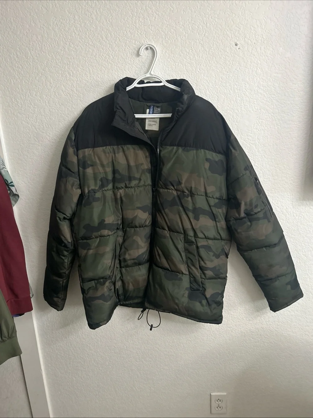 H&M Men's Camouflage Puffer Jacket - Green & Black